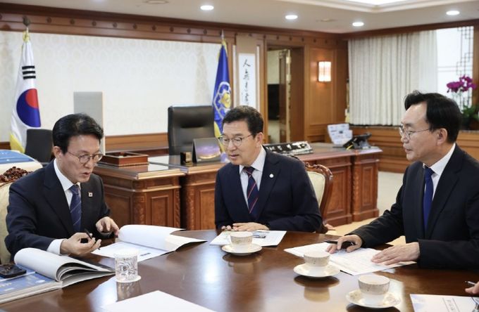 윤병태 나주시장(오른쪽)과 신정훈 국회의원(가운데)이 김민석 국무총리(왼쪽)에게 지역 현안을 설명하며 국비 지원을 요청하고 있다.