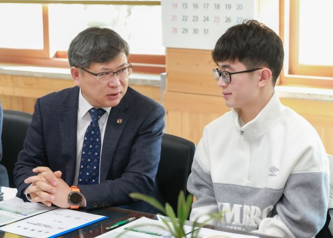 유정기 권한대행, 수능 만점 이하진 학생 격려