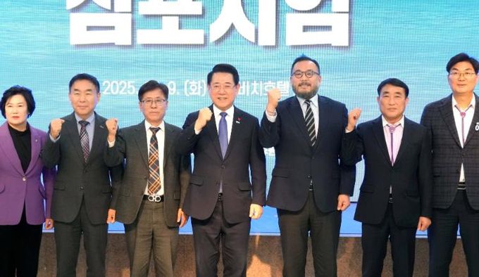 김영록 전라남도지사가 9일 목포 신안비치호텔에서 열린 ‘해상풍력사업 국민 100조 펀드 도약 심포지엄’에 참석해 주요내빈과 기념촬영을 하고 있다.