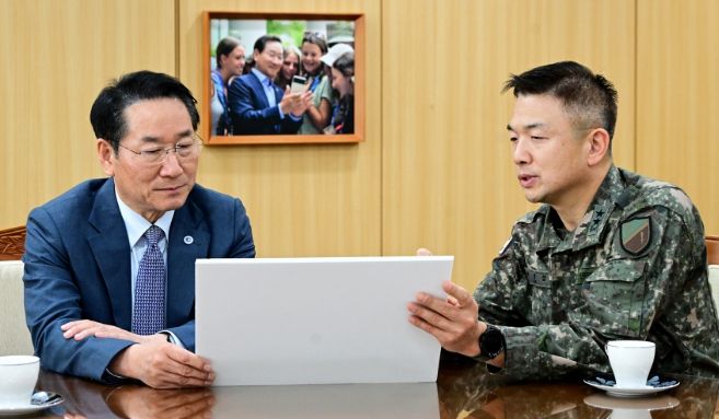 유정복 인천광역시장이 10일 시청 접견실에서 이광섭 육군 제17보병사단장과 인천 안보태세를 점검하고 있다.