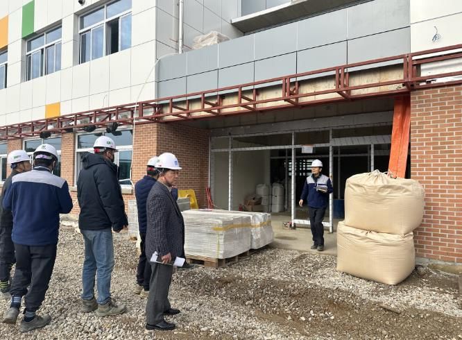 광주시교육청이 17일 평동초 그린스마트 스쿨 공사 현장에서 진행한 대형 교육시설 공사장 긴급 안전점검에서 점검단이 공사 현장을 살펴보고 있다.