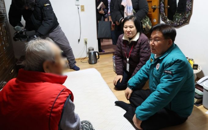 박강수 마포구청장이 한파 속 어르신의 안부를 살피고 있다.