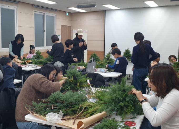 ‘12월 가족과 함께하는 문화체험’ 프로그램(크리스마스 생화 트리 만들기)