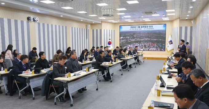 7일 오전 경주시청 대회의실에서 열린 올해 첫 읍면동장 회의에서 최혁준 부시장이 읍면동장들을 상대로 인사말을 하고 있다.