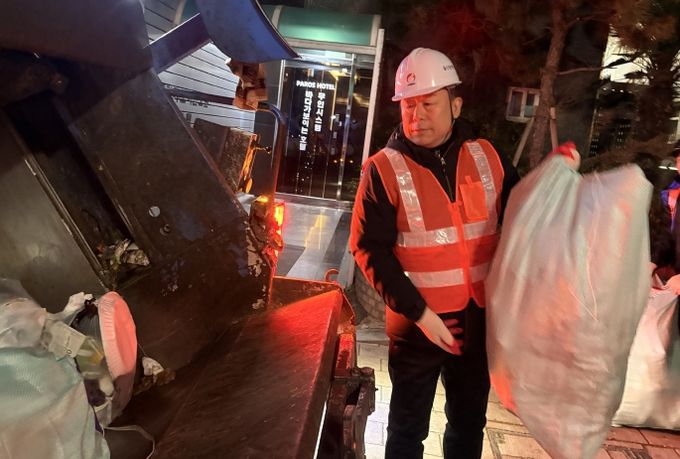 김종훈 동구청장은 9일 오전 6시 30분 방어동 일원에서 생활폐기물 수거업체 노동자와 함께 작업 현장에서 폐기물 수거 체험을 하고 있다.