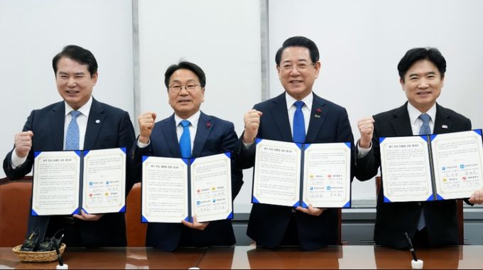 김영록 전라남도지사가 14일 서울 국회의원회관에서 열린 ‘광주·전남 행정통합 시도지사-교육감 4자 회담’에 참석해 강기정 광주광역시장, 김대중 전남도교육감, 이정선 광주시교육감과 공동합의문에 서명한 뒤 기념촬영을 하고 있다.