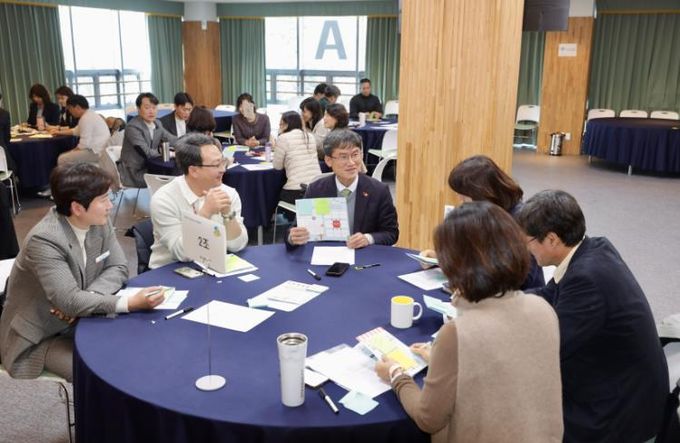 천창수 교육감과 연수참가자들이 15일 울산교육연구원 박상진홀에서 회의 진행 실습에 참여하고 있다