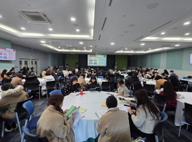 울산지역 유치원 교원과 관계자들이 20일 울산교육청 외솔회의실에서 올해 유아교육에 대한 설명을 듣고있다