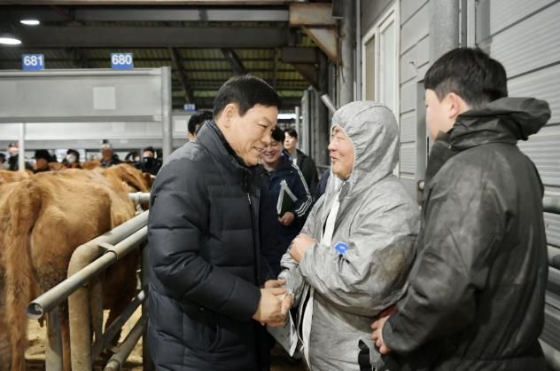 담양군, 설 앞두고 가축시장 현장 방문