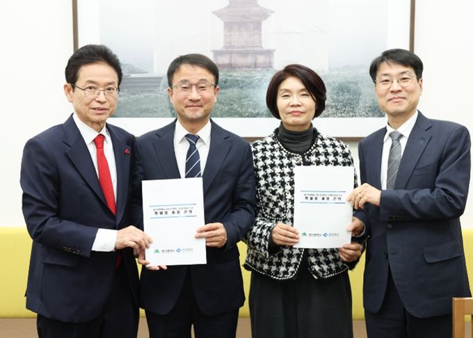 좌측부터 이철우 도지사, 한병도 민주당 원내대표, 한정애 의장, 김정기 권한대행