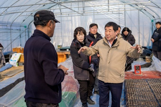 입춘 한파 속 영농 준비 현장