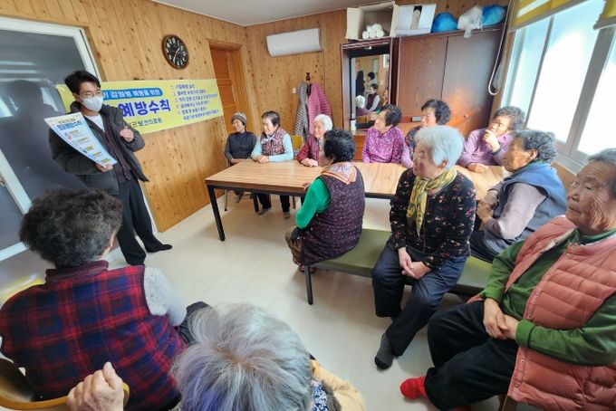 곡성군보건의료원 관계자가 마을 경로당에 방문해 감염병 예방 교육을 추진하고 있다.