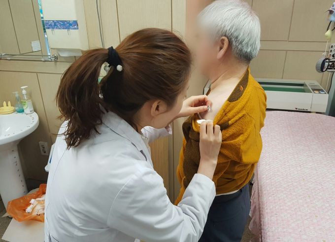어르신 예방접종 모습