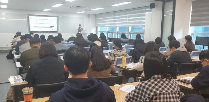 울산 지역 고고학점제 공동 교육과정 업무 담당자들이 27일 고교학점제지원센터에서 연수를 듣고있다.