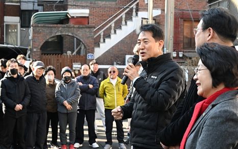 송파구 풍납동 모아타운 사업지를 찾은 오세훈 서울시장이 주민들과 대화를 나누고 있다.