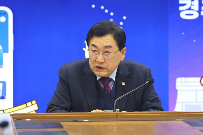 주낙영 경주시장이 3일 시청 영상회의실에서 열린 국·소·본부장회의에서 주요 현안사업에 대해 발언하고 있다.