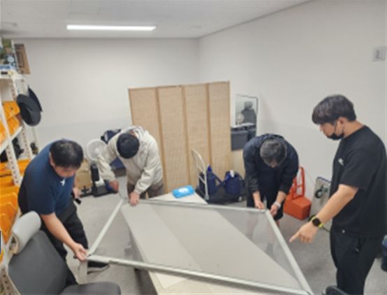 연구동아리 회원들이 비품(방충망) 수선 실습을 하는 장면