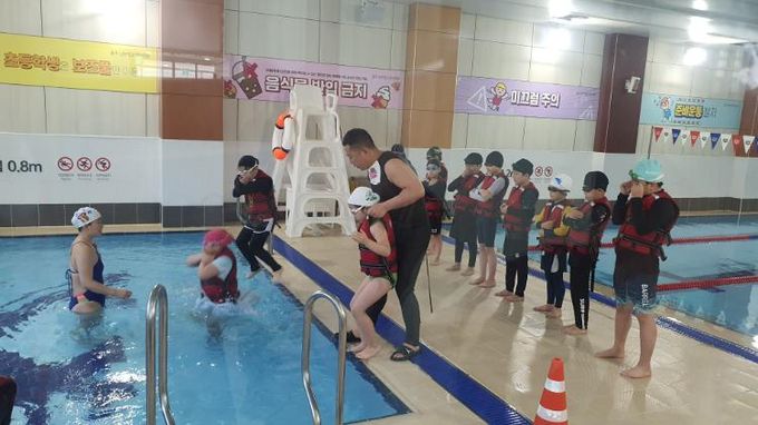 온남초 3학년 학생들이 지난해 3월 28일 울주남부청소년수련관 수영장에서 생존수영을 배우고 있다.