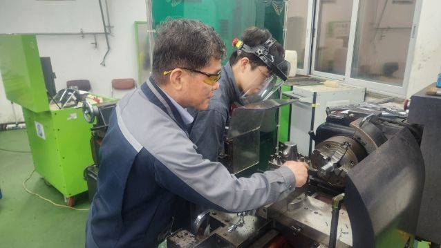 CNC선반 직종 학생 지도 모습_경북기계금속고등학교