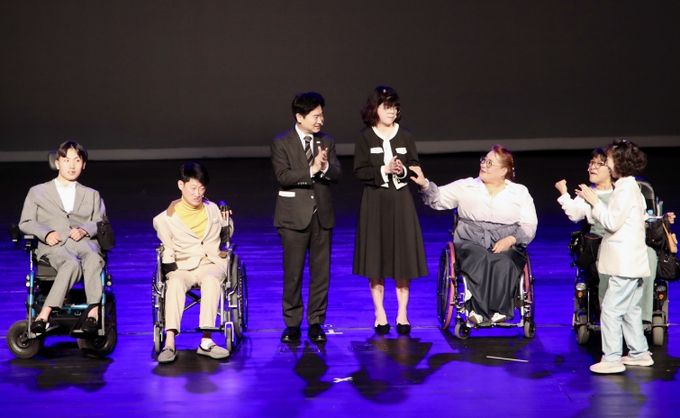 전남교육청이 24일 남도소리울림터에서 도교육청 소속 공무원 및 직원 500여 명을 대상으로 ‘사회적 장애인식개선교육’을 실시했다. 사진은 김대중 전남교육감이 연극 ‘우리도 꽃이었다’ 공연 후 배우들과 인사를 나누고 있는 모습.