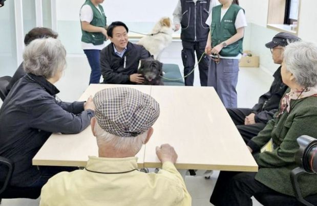 이성헌 서대문구청장이 ‘동물매개치유 프로그램’ 참여자들에게 치료견을 소개하고 있다.