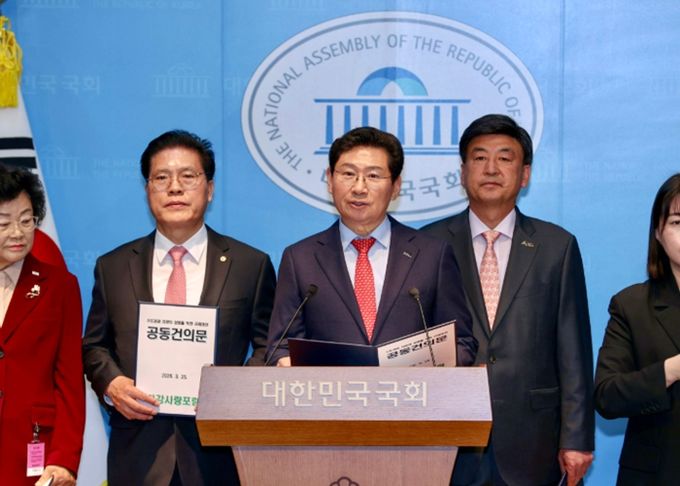 이상일 용인특례시장이 25일 서울 여의도 국회 소통관에서 송석준 국회의원, 광주·이천·가평·양평 등 수도권 자치단체장과 기자회견을 열고 수도권 규제 완화를 촉구하고 있다