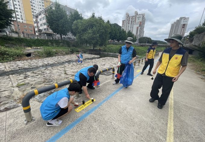 지난해 극락친수공원에서 빛고을 학생기술봉사단학생들이 환경정화 활동을 하고 있다.