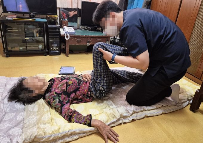 대덕구 맞춤형 방문운동 지원사업에 참여한 물리치료사가 어르신 가정을 방문해 스트레칭을 지도하며 신체 기능 유지를 돕고 있다.