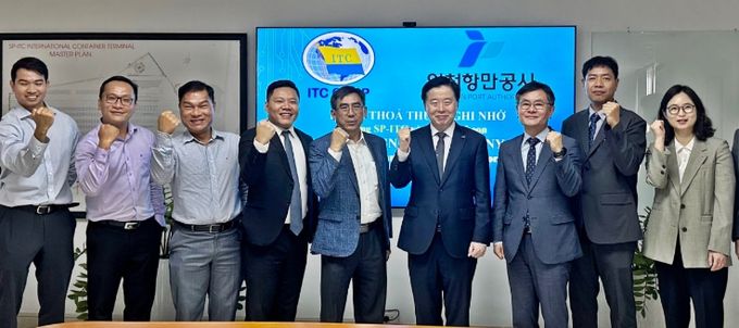 SP-ITC 터미널과 항만 협력 업무협약을 체결하고 기념사진을 촬영하고 있다.