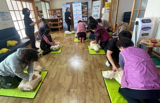 경주시는 3월부터 9월까지 경로당 12개소를 대상으로 '우리마을 예쁜치매쉼터'를 운영하는 가운데, 참여 어르신들이 심폐소생술 교육에 참여하고 있다.